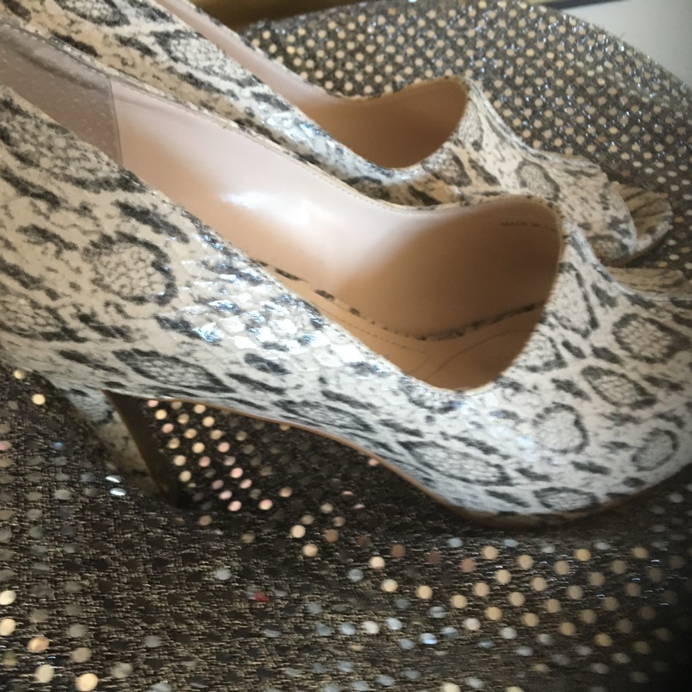 Tahari bone and gray open toe heels